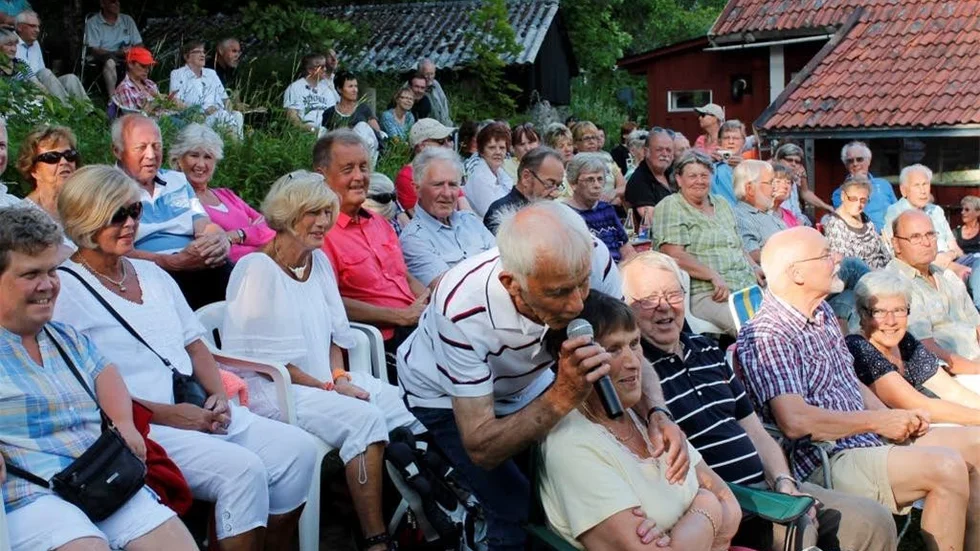 Arne Qvick bjöd upp till allsång och publiken var med på noterna.
