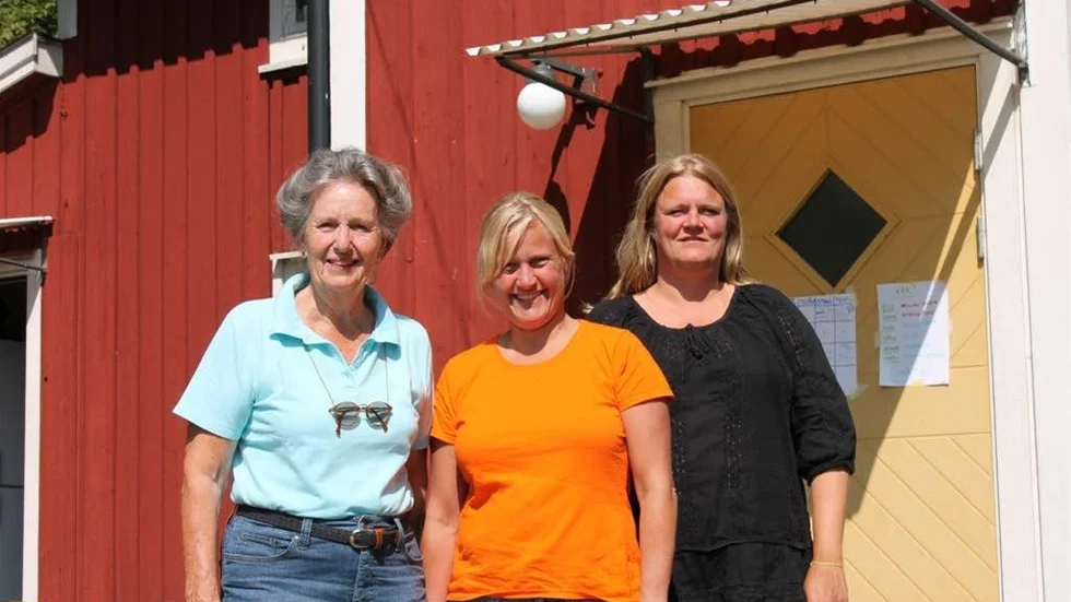 Helena Westerberg Larsson från Röda korset, Eva-Lotta Martinsson från Svenska kyrkan och Anna Doll från Olivlunden håller i "Världens bästa sommarläger 2013" tillsammans med ett par andra personer.