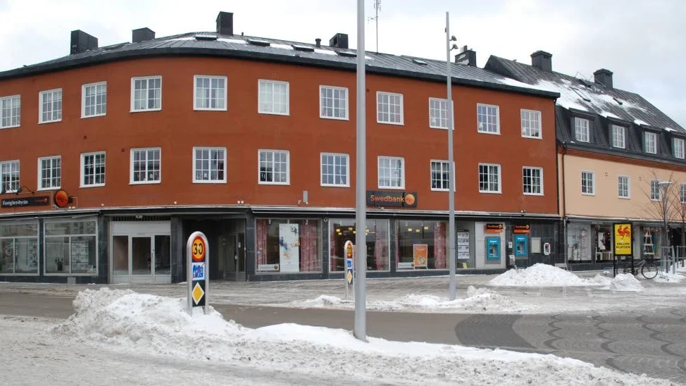 det mest slående är att fasaden fått en helt annan färg. Samma bank (i stort sett i alla fall) är kvar i husetmen någon bokhandel finns här inte. I stället är det en frisörsalong.