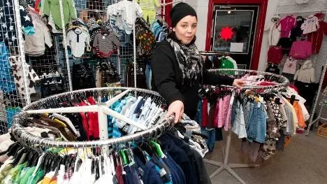 - Vi har redan mycket second hand på hyllorna här i Norrköping, men mycket kommer från butiken i Finspång, så här i uppstarten, säger Malin Lundberg, butiksansvarig.
