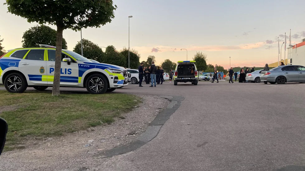 Ett stort antal polispatruller larmades till parkeringen vid Hemköpsbutiken i Torshälla under torsdagskvällen.