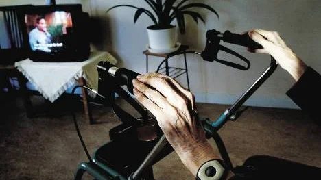 Trots att brukarna larmade när de föll i golvet dök ingen från hemtjänsten upp.