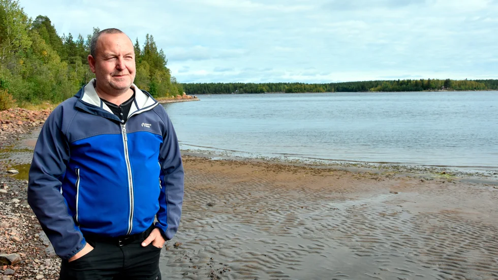 Gaute Larsen på Rågholmen, på stranden Svedjesanden.
"Planen kommer att stoppas senare i processen. Det finns inget parti i riksdagen som är för detta. Saken är unik i Sverige. Ingen har tidigare provat privatisera en badstrand med hundraårig historia" säger han.
