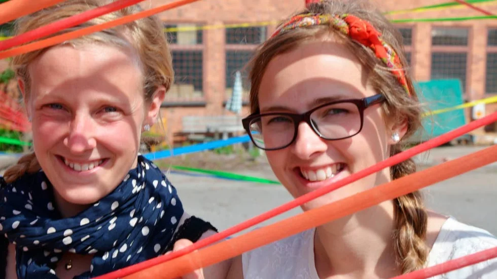 Landskapsarkitekterna Hilda Franklin och Anna Gustafsson mitt i den energiväv på gamla gasverkstomten, som de nu låter den intresserade allmänheten vidareutveckla.