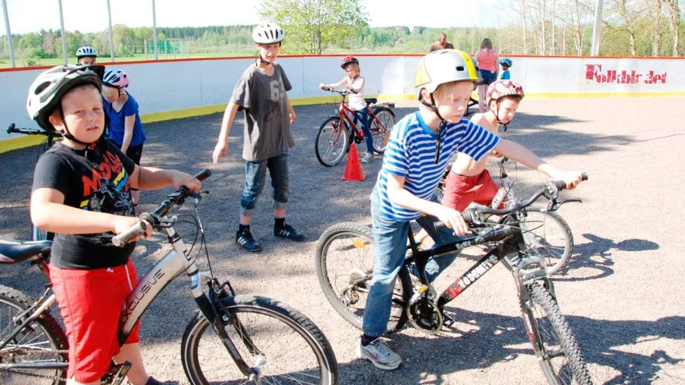 Startklara. Eleverna är startklara för att ge sig iväg på sina cyklar.