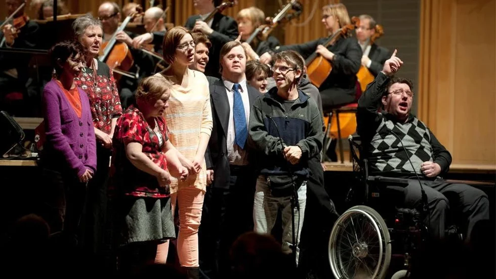 Arenakören, där medlemmarna har olika funktionshinder, framträdde under gårdagens konsert i Flygeln. Här sjöng de om en Karlsson på taket, dock inte Astrid Lindgrens Karlsson.