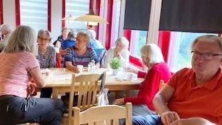 Det blev många intensiva bordssamtal med lokalpolitikerna på SPF Seniorenas medlemsträff i Kalix.