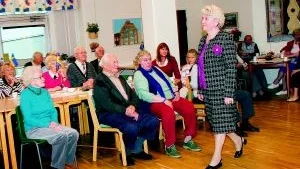 Rosa Glad svänger runt catwalken i en Chanelinspirerad dräkt när det ordnas modevisning på Gustav Adolfs dagcentral. Foto: Andreas Skogh