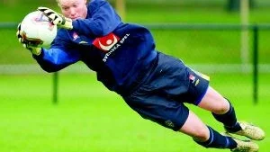 Landslagsmålvakten Hedvig Lindahl ser fram emot säsongen. Hon har hållt nollan nästan hela försäsongen. Nu ser hon fram mot EM i England i juni då hon hoppas att ta plats som förstemålvakt i landslaget. - Det är tuff konkurrens, säger hon om chanserna. 
Foto: Pressens bild