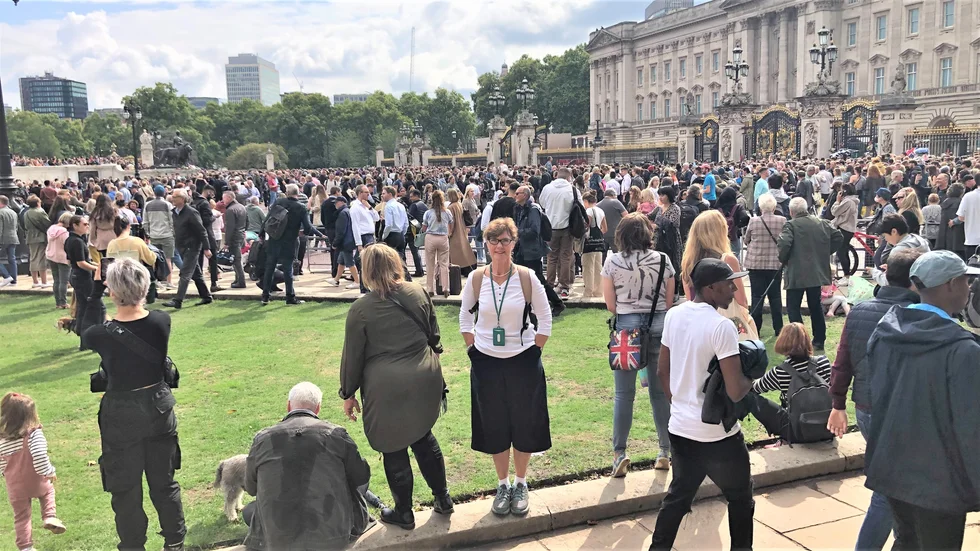 Helena Ottander-Bjerkesjö, klädd i vitt, arbetar som lärare på Svenska skolan i London. På fredagen var hon ledig och tog sig då till Buckingham Palace för att hedra drottning Elizabeths minne.