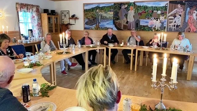 Kandelabrar och rönnbär prydde borden.