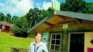 Turistbyrån i Finspång har flyttat ut i en stuga vid Norrköpingsvägen för att bli tillgängligare för folk. Turistvärdinna är Frida Schildauer. 
Foto: Carolina Häggkvist