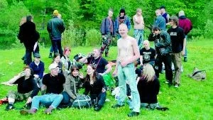Stämningen i Bruksparken i lördags var på topp, trots regnet. Många kom utifrån för att lyssna på punk och de här ungdomarna hade åkt från Linköping för att höra Asta Kask och Arise.
Foto: Gunnar Johansson