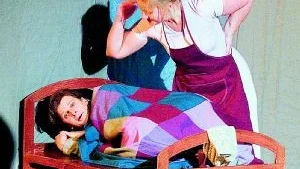 Liten (Martin Öster) måste sova tycker mamma (Åsa Forsberg) så att han är pigg när han ska öppna paketen på femårsdagen. 	Foto: Titti Olovsson