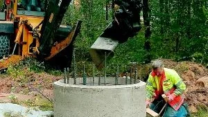 Arbetet med att sätta upp en så kallad 3G-mast på Dunderbacken har inletts.
Foto: Titti Olovsson (0122-131 75)
titti.olovsson@folkbladet.se