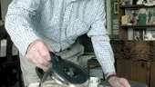 Det är 95-årige Erik Karlssons jobb sedan han överlåtit lantbruket på sina söner.  Det gäller att bordet är dukat i tid, skojar han.
FOTO: TITTI OLOVSSON