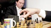 Anders Dahlstedt spelar schack i rasande takt. Armen hör till Håkan Jonsell.
FOTO: ROBERT SVENSSON