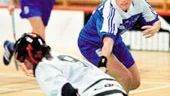 Jennie Tufvander i Borgsmo är framme och stör Överums målvakt. Borgsmo vann med 8-3 och befäste sin serieledning i division II.
FOTO: NICLAS SANDBERG