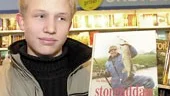 Nu kanske han har råd att köpa fler böcker, det trodde åtminstone Mattias Bygghammar. Han visste inte att bokmomsen sänkts men blev glatt överaskad.
FOTO: TITTI OLOVSSON