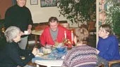 Just i kväll är det chili con carne som gäller när Heidi Gustavsson, Seppo Nikumatti, Margareta Karlsson, Irene Adolfsson och Gunnar Carlsson inte direkt låter maten tysta mun.
FOTO: GUNNAR JOHANSSON