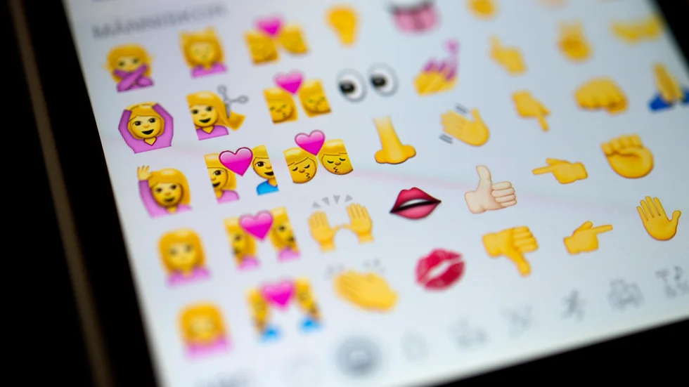 Psykoterapeuten chattade vid flera tillfällen med patienter privat och skickade blanda nnat pussemojis.