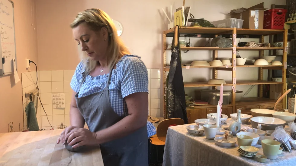 Camilla Forsberg mjukar upp den hårda leran innan hon ska dreja.