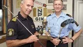 Josef Zacharias och Bo Sonelin är två av medlemmarna i Polisens Gymnastik- & Idrottsklubb som firar 80 år. Josef är dessutom länsmästare i golf för poliser och visar stolt upp vandringspriset medan Bosse är ordförande i klubben.
FOTO: ROBERT SVENSSON