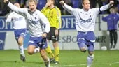 31 - saken är klar. Jonas Wallerstedt och Thomas Olsson jublar efter IFK Norrköpings tredje mål på Mjällby. IFK vann med 43 sammanlagt och får spela i allsvenskan även nästa säsong.