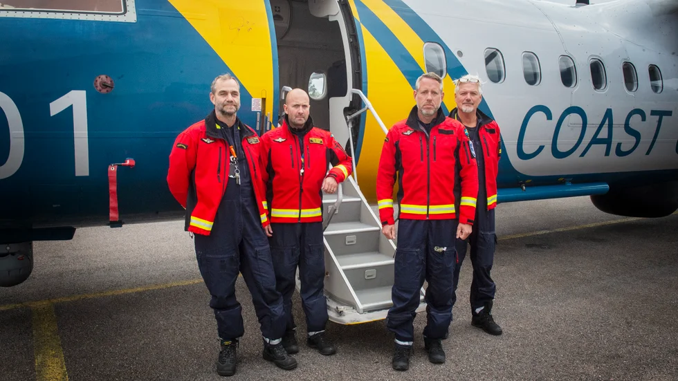 
Klockan halv sju på kvällen kom larmet: Ett herrelöst plan åker ut över Östersjön och beräknas krascha i närheten av Gotland. Besättningen på ett av Kustbevakningens flygplan tog upp jakten. Anders och Björn (till höger) var med på uppdraget. Leif och Peter är piloter på samma arbetsplats.