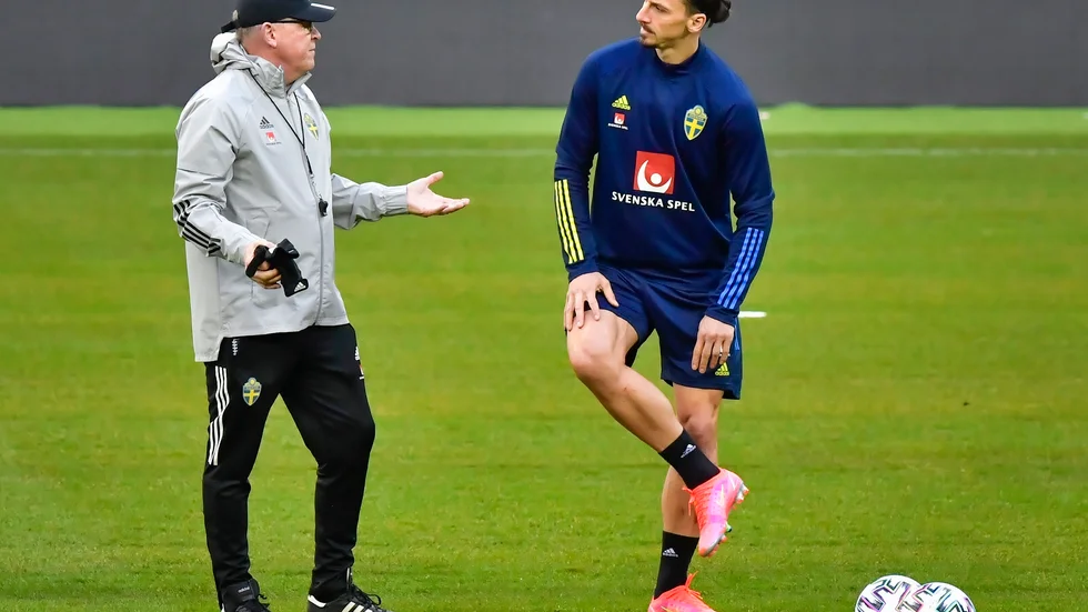 Sveriges förbundskapten Janne Andersson tillsammans med Zlatan Ibrahimovic under en landslagsträning i våras. Arkivbild.