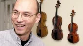 John Övinge har bearbetat sina upplevelser genom konsten och musiken. Han spelar piano och trumpet. Dottern Sara är en duktig fiolspelare, som trots sina 13 år redan spelar med symfoniorkestern. Jag tränade disciplinerat varje morgon. Men när jag såg hur duktig Sara var och hur lite hon tränade, så slutade jag träna.
FOTO:ROBERT SVENSSON