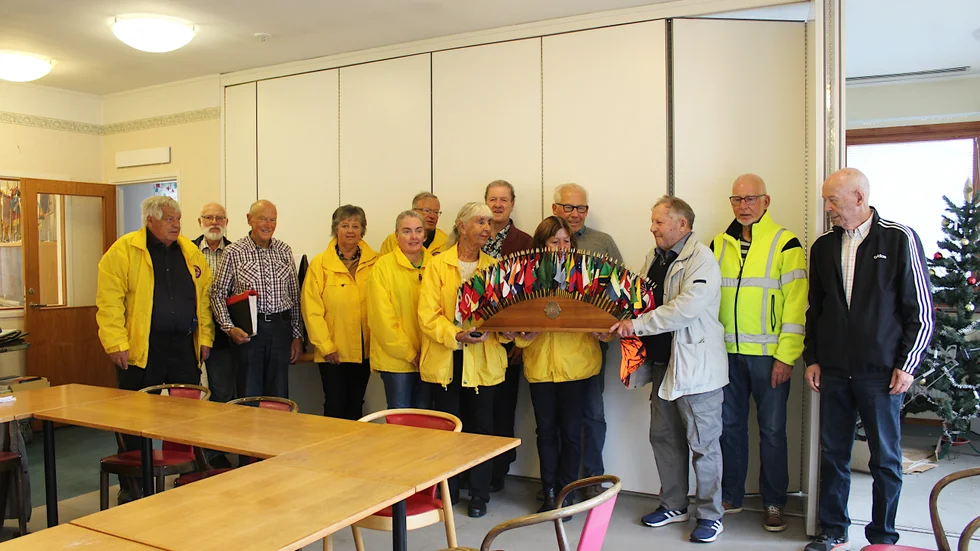 Ågot Byström från Lions Club Norra Tjust överlämnar en gåva till Ivar Svensson från Gamleby hembygdsförening.