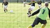 Rutinerade Mats Lindqvist avgjorde seriefinalen hemma mot Västervik. Här skjuter han 31 på straff och Mats hann även med ytterligare två fullträffar.
FOTO: ROBERT SVENSSON