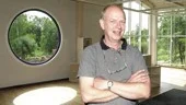 En av nyheterna är det ökade ljusinsläppet. Mot väg 51 har fönster satts upp. -Med hjälp av ljuset kan man få folk att röra sig rätt, säger Leif Petersson, VD på TIB-Möbler AB.		
FOTO: TITTI OLOVSSON