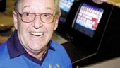 Lasse Strandberg, 65, har skrivit på för BK Örnen. Den nyblivne pensionären sköt 252 i sin första serie i går eftermiddag...			         
FOTO: ROBERT SVENSSON