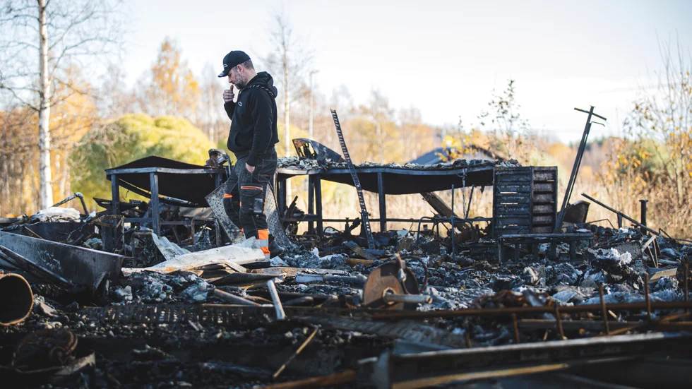 Fredrik Larsson går omkring i brandresterna för att försöka komma ihåg vad som fanns i byggnaden. "Allt är borta, vi fick ju inte ut en pinal", säger han.