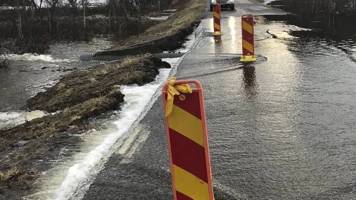 Tom Wiklund från Adolfström tog en tur ut i går till det översvämmade vägavsnittet längst vägen mot Adolfström, i höjd med Hällbacken. "Det var cirka tio centimeter vatten på vägbanan där det var som djupast", berättar han.