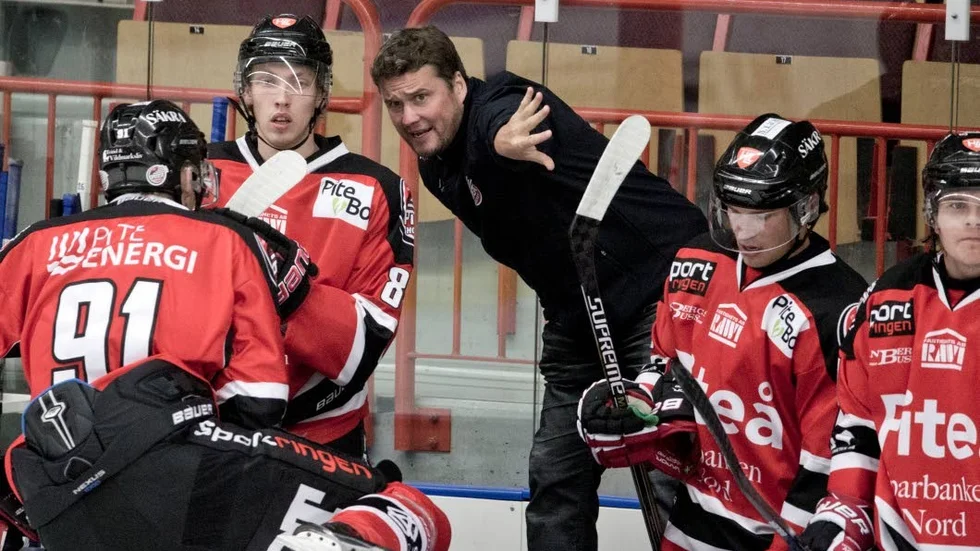 KVITTERAR. Bodentränaren Robert Nordberg, på bilden i Piteå Hockeys bås, tror att Piteå kvitterar matchserien mot Kallinge, fredag kväll (arkivbild)