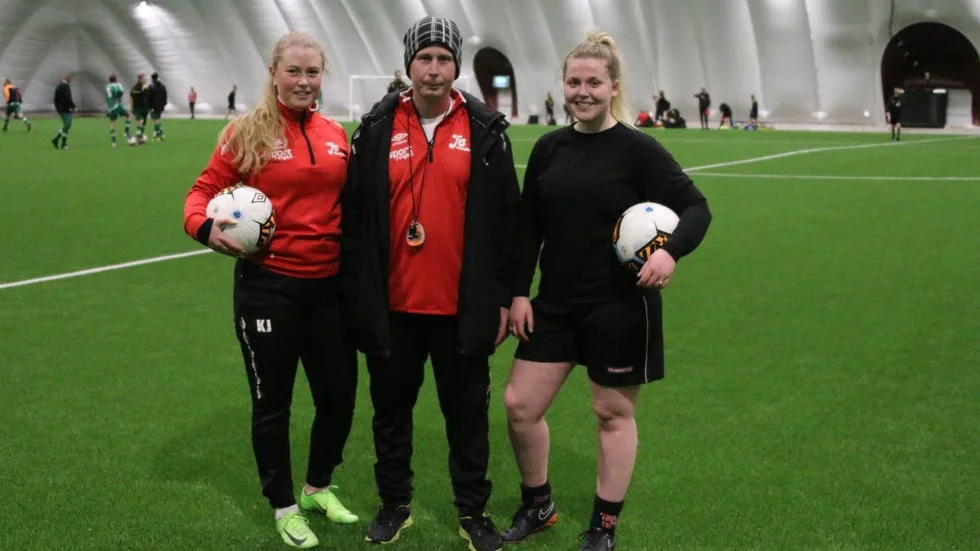 Tre starka kort i Norrsken. Assisterande lagkaptenen Kajsa Jacobsen, tränaren Tommy Jonsson och nyförvärvet Malin Johansson.