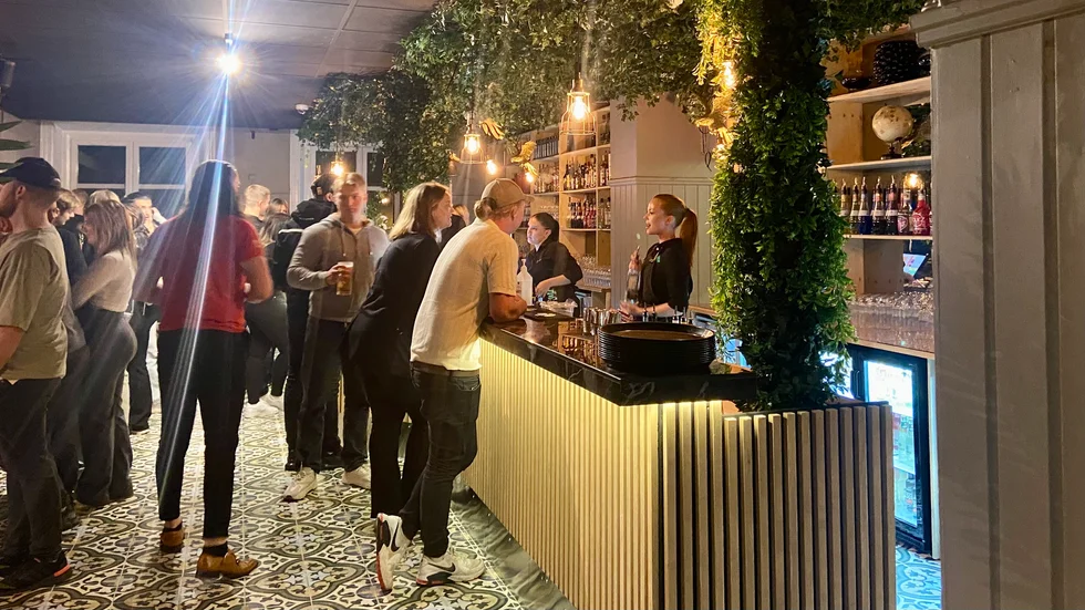 I Katrineholm finns i princip två alternativ för ungdomar när de ska gå ut – Terassen Katrineholm eller NK Bar & Kök. De flesta föredrar Terassen när tidningen tar pulsen på nöjeslivet. Många tycker att baren blivit trevligare sedan ombyggnationen som skedde för några veckor sedan, trots att det blivit trängre i lokalen. 