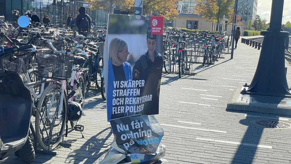 Valaffischer från både Socialdemokraterna och Moderaterna sitter kvar vid centralstationen.