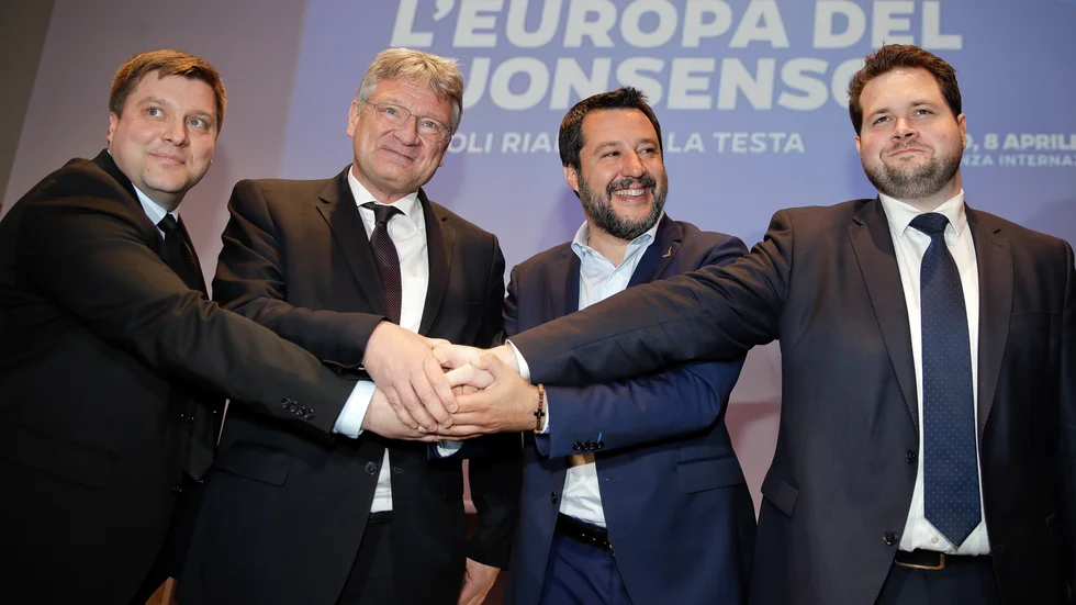 Ett fyrfaldigt handslag mellan Olli Kotro, Sannfinländarna, Jörg Meuthen, Alternativ för Tyskland, Matteo Salvini, Lega och Anders Vistisen, Dansk Folkeparti, vid en presskonferens i Italien 2019.