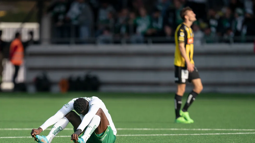 Hammarbys Nathaniel Adjei deppar efter slutsignalen mot Häcken.
