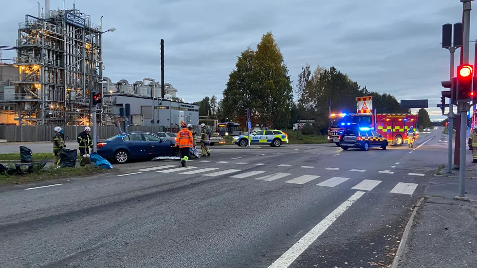 En personbil och en långtradare var inblandade i en olycka i korsningen Timmerleden-Industrigatan på måndagskvällen.