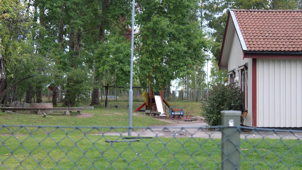 "Det har varit en oro eftersom det kan ske olyckor", säger förskolans rektor Linda Carlsson om att personer setts uppe på taket på kvällar och helger.