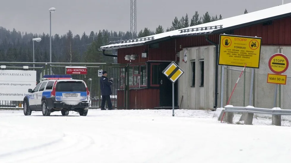 När 21-åringen var på väg att llämna området ertappades han med vapendelar på sig. Han är nu misstänkt för stöldförsök. Polisen är mycket förtegen kring händelsen då utredning pågår. (Bilden tagen vid ett annat tillfälle). Arkivbild.