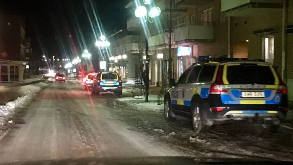 Misshandel. Flera patruller kallades till platsen efter att den grova misshandeln ska ha skett på fredagskvällen. Polisen efterlyser nu vittnen.