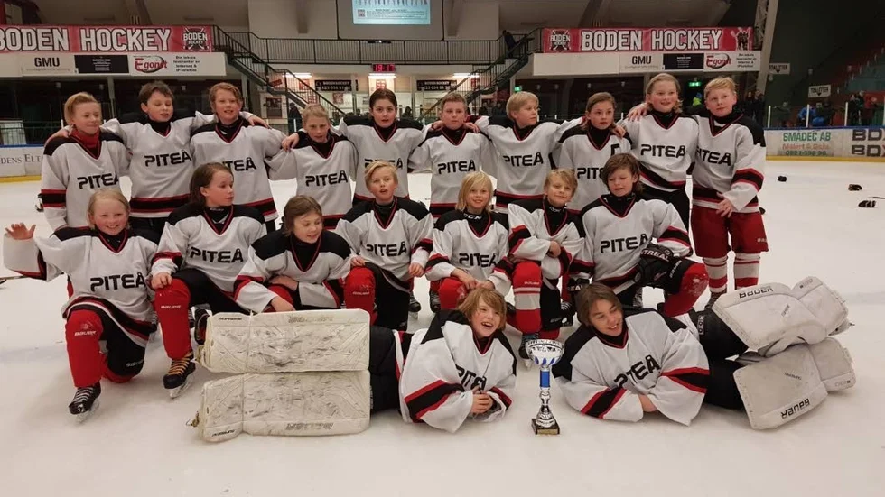 CUPSEGRARE. Piteås P06-lag vann Nordpoolen Cup i Boden. Bakre raden fr.v: Atle Johansson, Ville Berg, Elias Laestander, Tor Weiland, Gustav Bäckström, Wille Juuso, Pontus Lundkvist, Lucas Hedlund, Isac Wikström, Pontus Öhlund. Främre raden: Melker Landin, Kalle Johansson Kempe, Alex Bäckvall, Elias Tieva Dullbo, Melvin Wallinder, Oscar Johansson, Filip Öhman. Liggande målvakterna Olle Grahn och Arvid Wikberg.