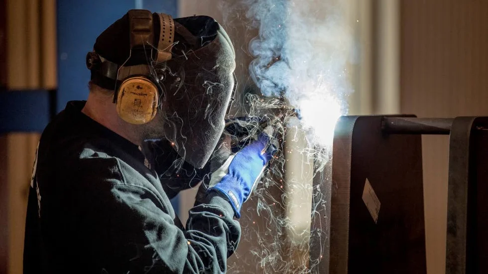 På jobbet. Den tidigare HA-anknutna mannen dök upp på jobbet och agerade torped. Han krävde att mannen skulle betala sin skuld. Mannen på bilden har dock ingenting med saken att göra. (Arkivbild)