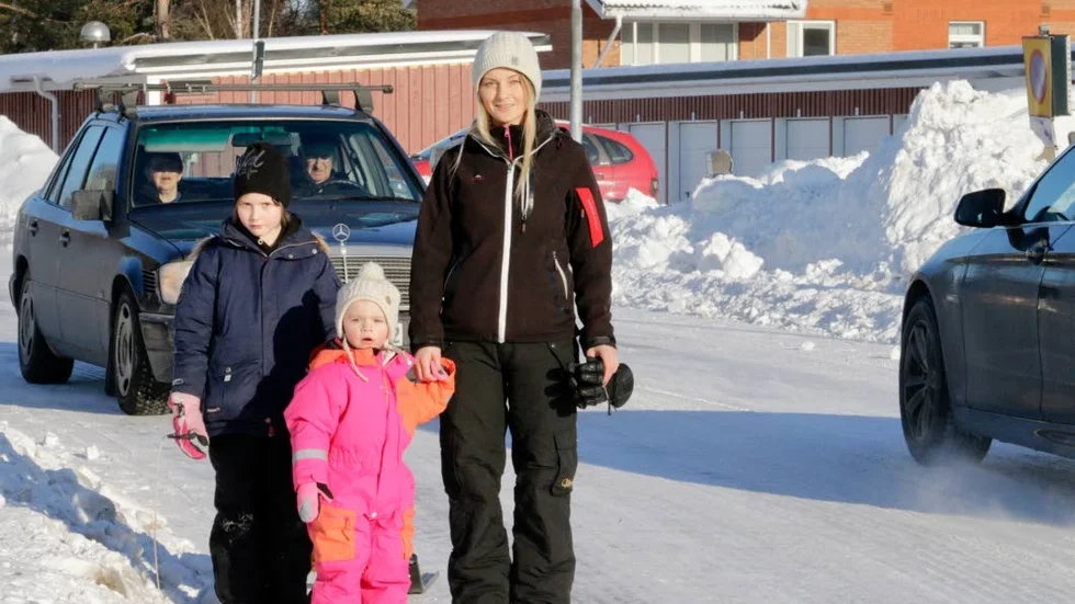 Fortkörare. Mamma Lisa Marie Storli oroas över att bilarna kör för fort efter Ostronstigen, förbi Långskataskolan. Här med Elvira, 9 och Bella, 2 år.